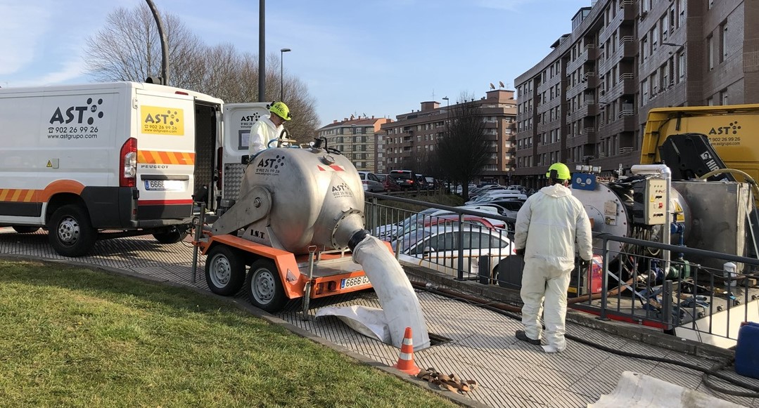 Equipo de AST Grupo rehabilitando con manga continua un colector DN 300 mm en Asturias